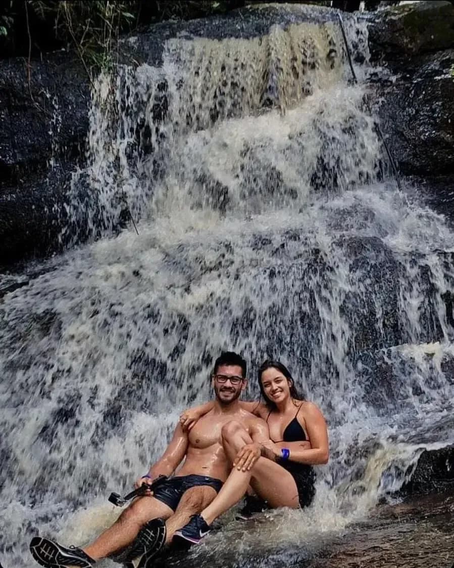 Casal em uma das cachoeiras do Colina dos Sonhos