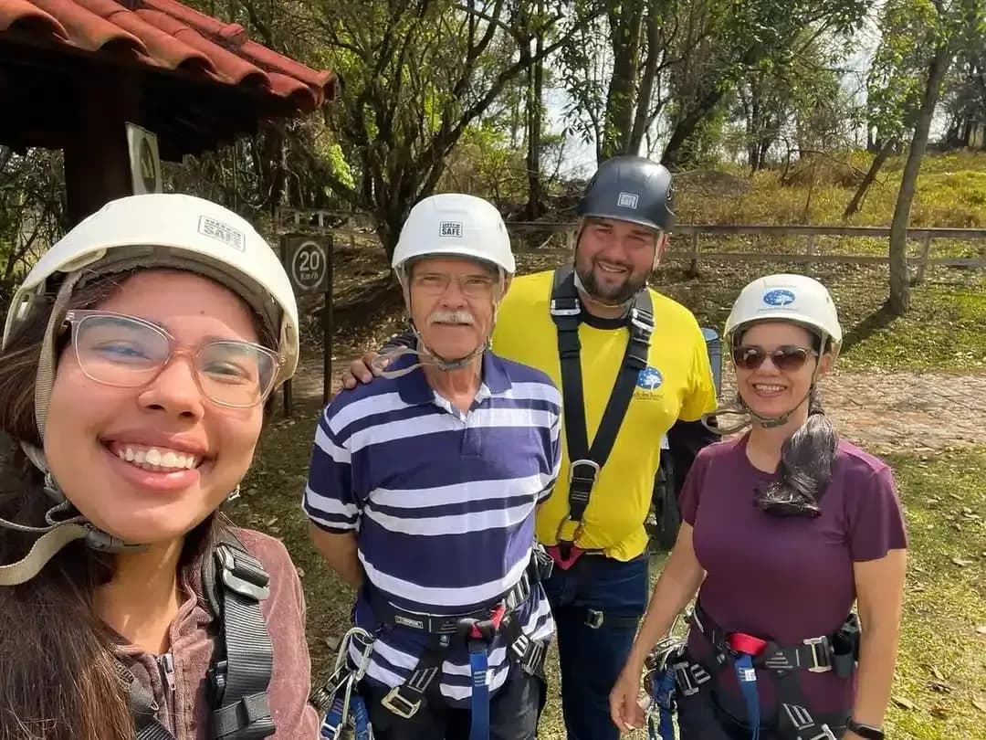 Família de capacete antes da tirolesa do Portal dos Sonhos