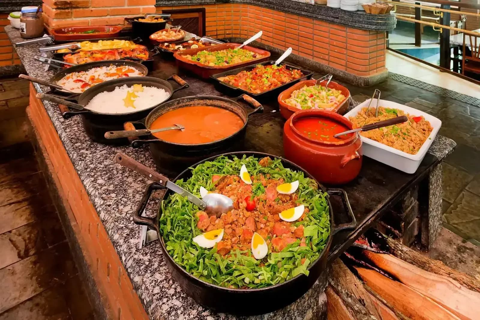Prato de comida caipira preparado no fogão a lenha