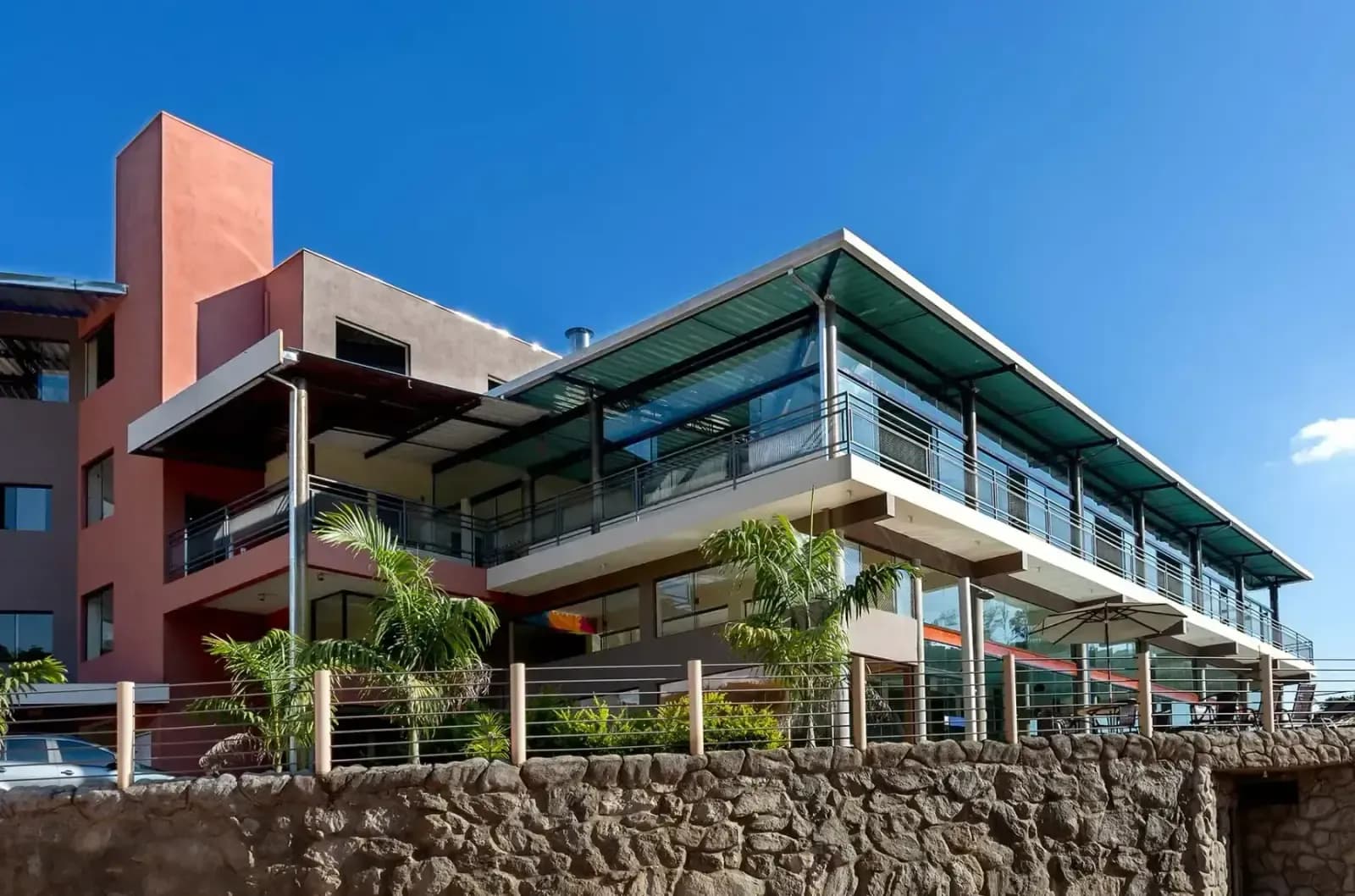Prédio em containers do Hotel Fazenda Terra dos Sonhos, em Bueno Brandão-MG