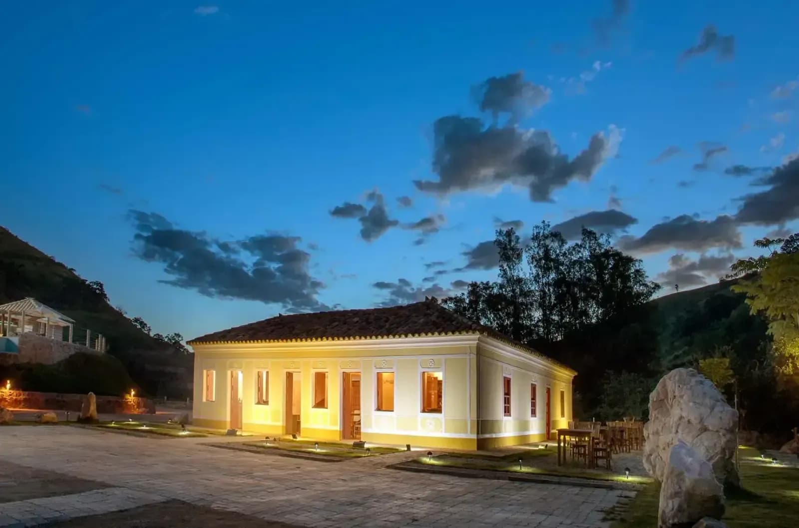 Casarão histórico do Terra dos Sonhos iluminado ao anoitecer