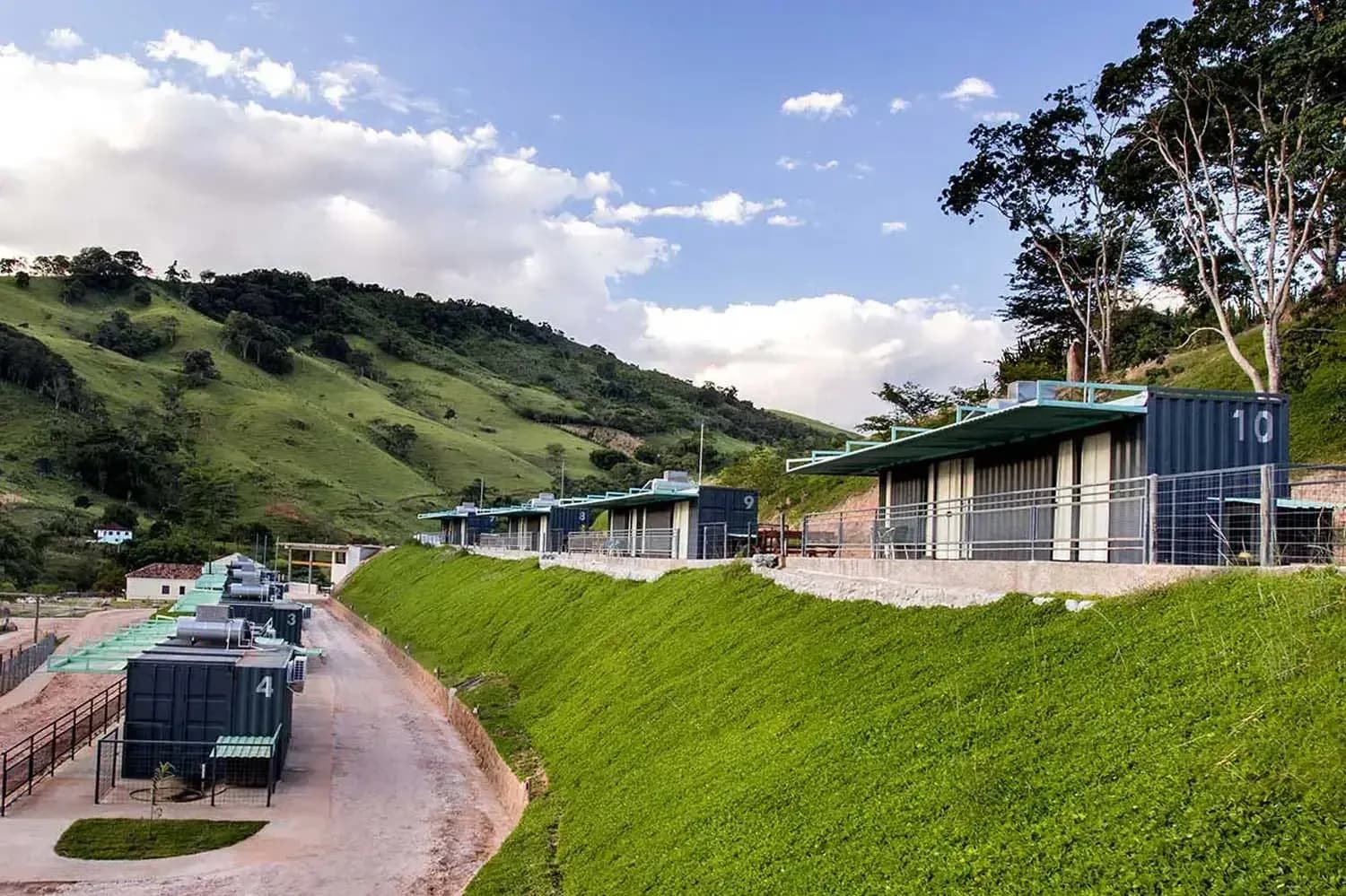 Chalés em containers do Terra dos Sonhos na encosta verde