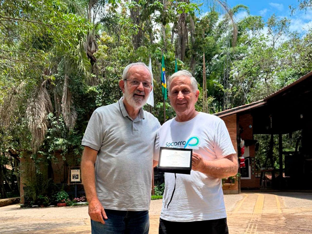 José Fernandes recebe placa de reconhecimento da Prefeitura de Socorro