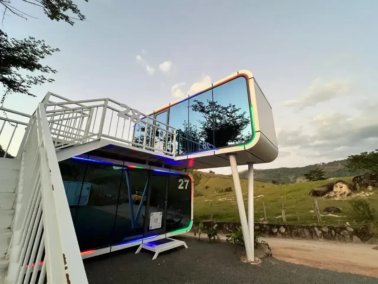 Sky Capsule do Terra dos Sonhos iluminada ao entardecer