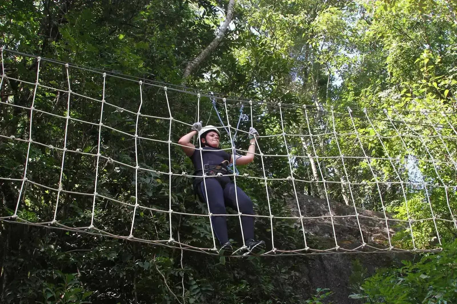 Grupo em atividade de arvorismo na Rede dos Sonhos
