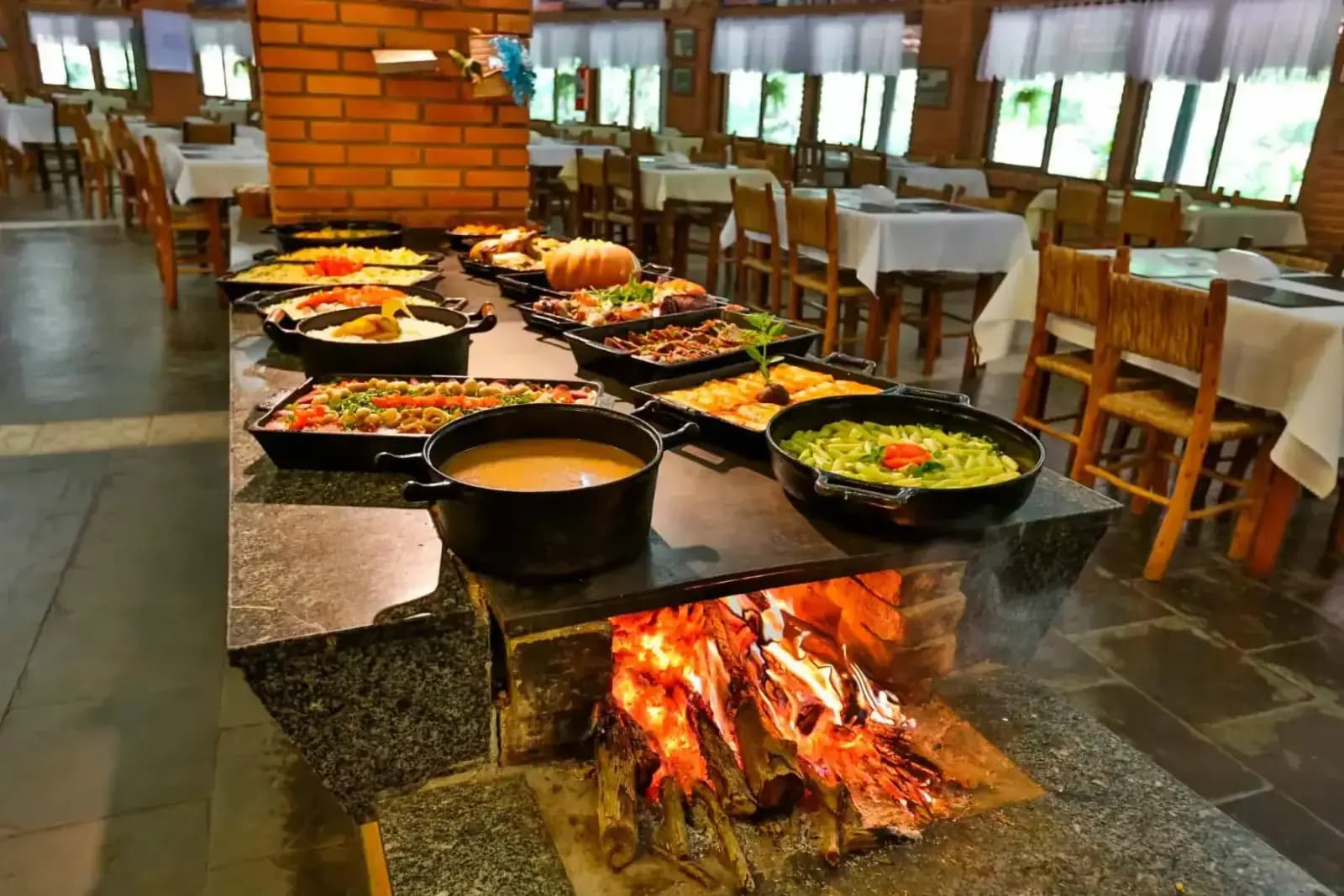 Buffet de almoço com comida de fazenda