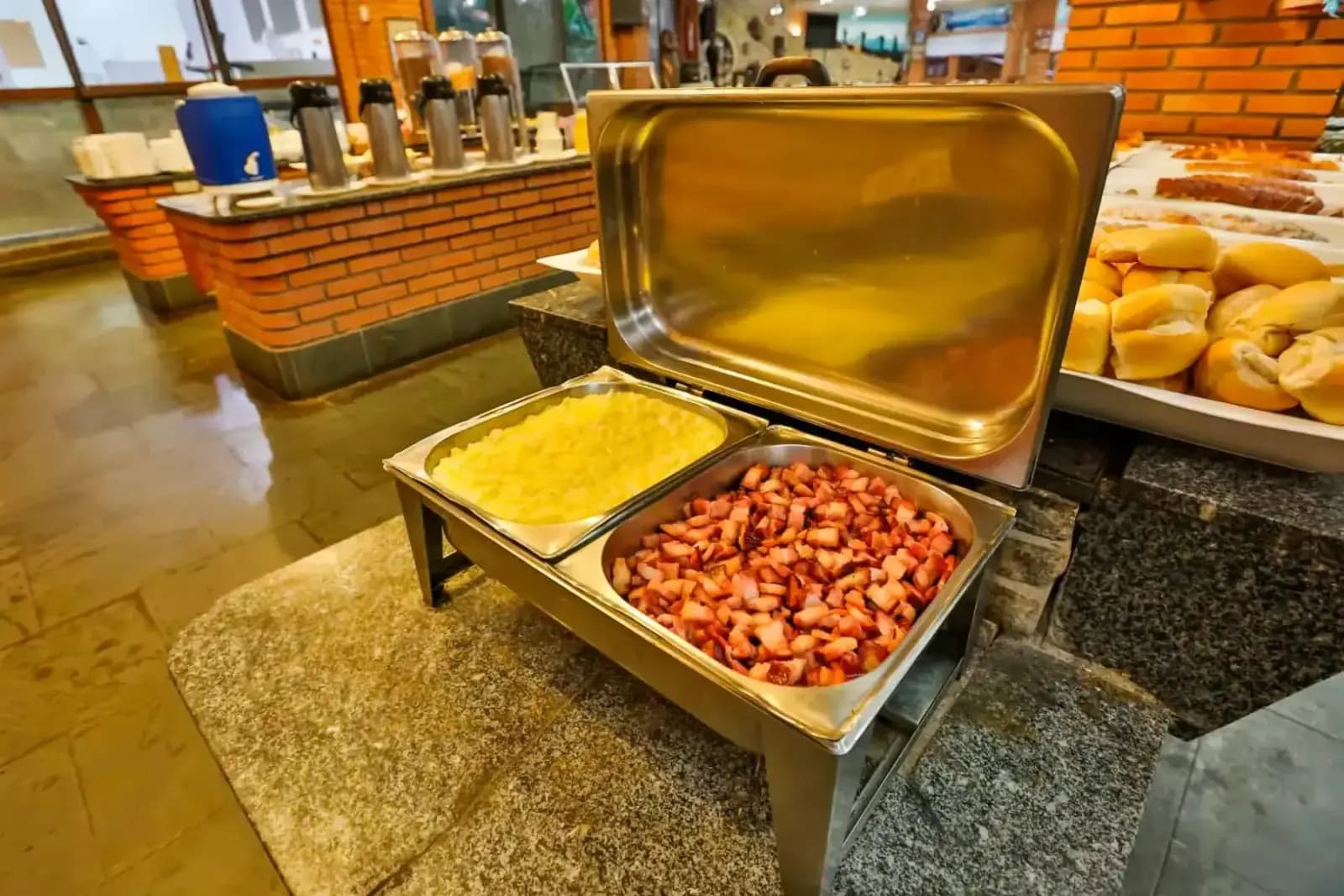 Mesa de café da manhã servida no restaurante