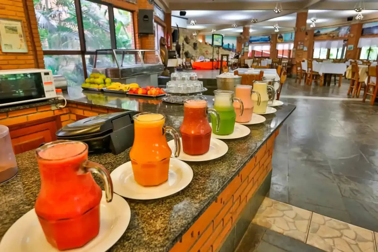 Café da tarde com bolos e salgados