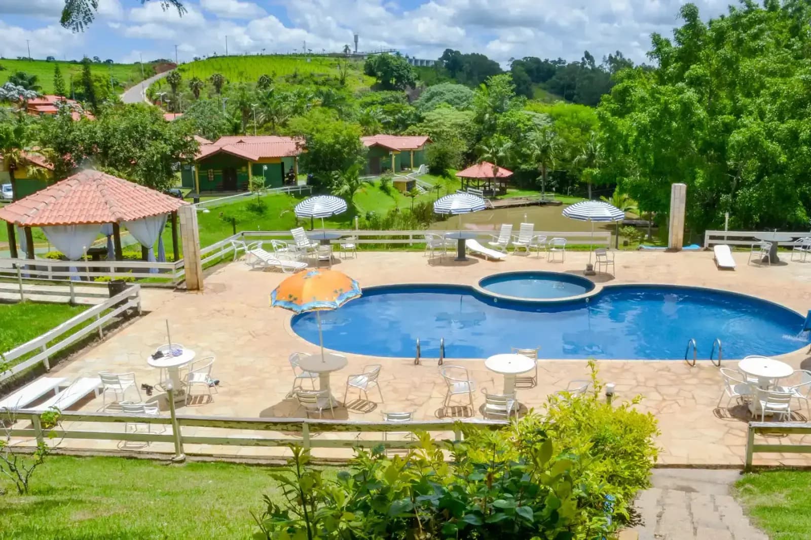 Área de lazer com piscinas em hotel fazenda da Rede dos Sonhos