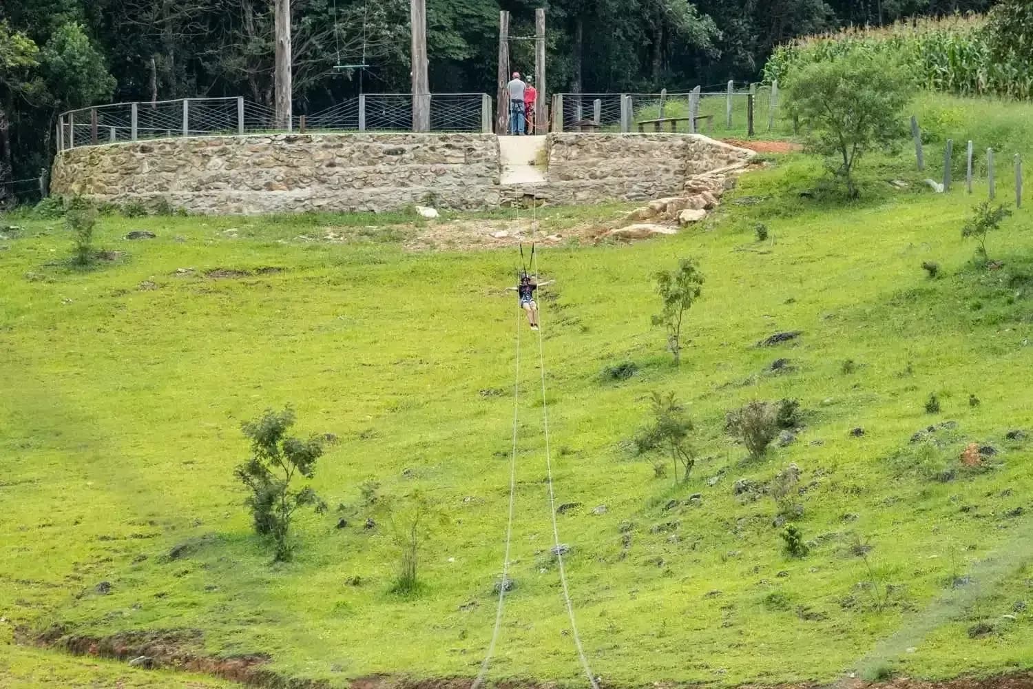 Tirolesa sobre o vale no Colina dos Sonhos