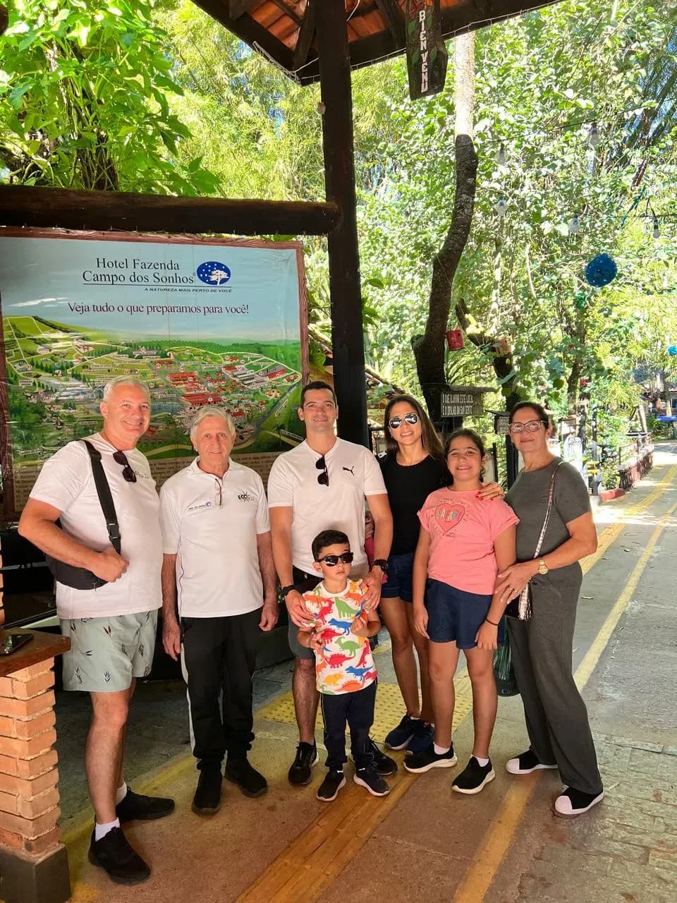 Deputado federal Coronel Telhada e deputado estadual Capitão Telhada visitam o Hotel Fazenda Campo dos Sonhos com a família