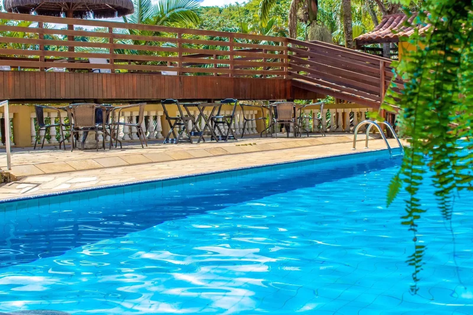 Piscina com bar molhado do Portal dos Sonhos