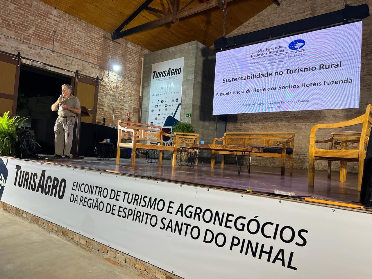 Diretores da Rede dos Sonhos José Fernandes Franco e Jaqueline Franco palestram no 2º Encontro de Turismo e Agronegócio da Região do Espírito Santo do Pinhal