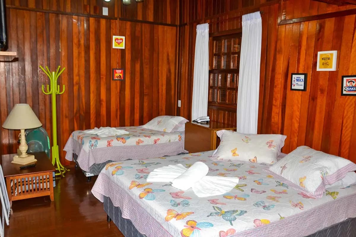 Suíte em madeira do Portal dos Sonhos